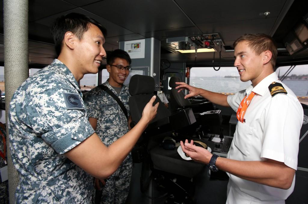 Singaporean Chief of Defence Force, Major-General (MG) Ng Chee Meng thanks the Commanding Officer of Attack Six Lieutenant Commander Mark Daly for giving the Defence Officials a tour of HMAS Bathurst prior to commending Western Pacific Multilateral Sea Exercise off the coast of Singapore.