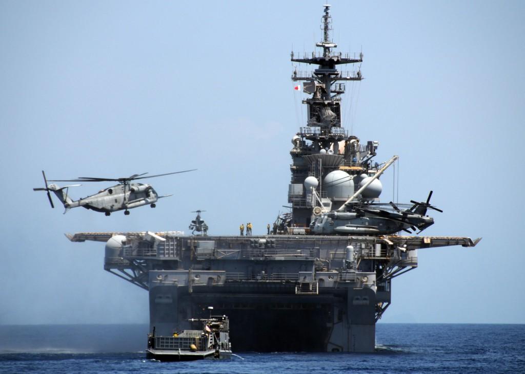 A U.S. Navy CH-53E Sea Stallion helicopter, assigned to the Air Combat Element of the U.S. Marine Corps 31st Marine Expeditionary Unit, lands on the flight deck of the forward deployed amphibious assault ship USS Essex (LHD 2) in the South China Sea on April 13, 2009.