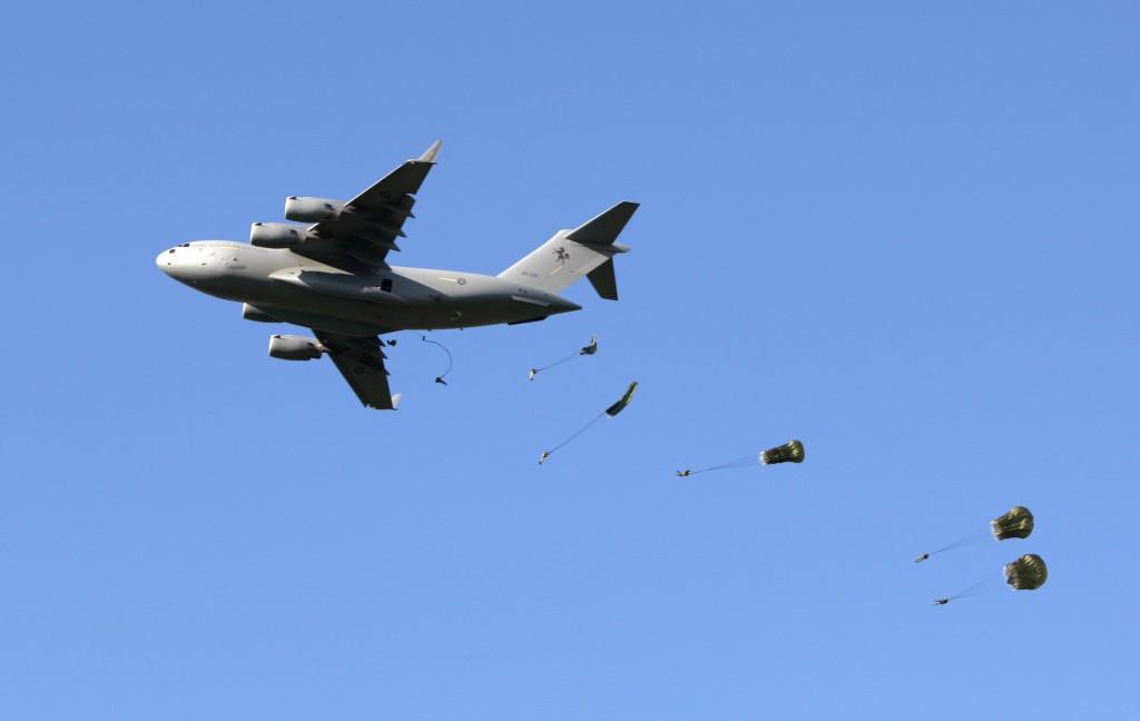 Members of the Australian Army's No. 176 Squadron (176SQN) stream out of a No. 36 Squadron (36SQN) RAAF C-17.